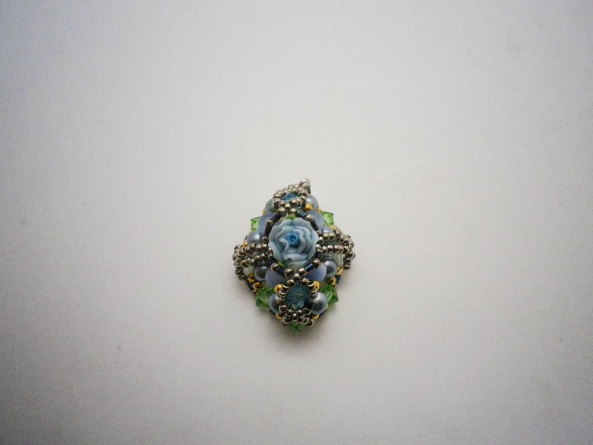 「ペンダントトップ・スワロフスキービーズ他」ハンドメイド・未使用品【送料無料】「おかあさんのお針箱」002000174拍卖