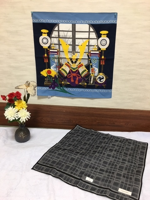 有職ブランド日本製綿100%兜五月飾りタペストリ-兼小風呂敷約50cm角&カルバンクライン綿100%ハンカチ&花瓶付花飾(菖蒲のみアンティ-ク)拍卖