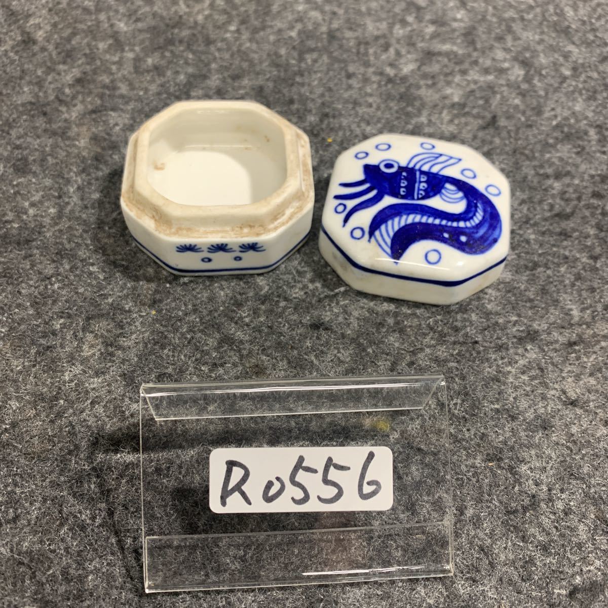 R0556 染付 陶器製 香合 小物入れ 印泥 金魚 お香拍卖