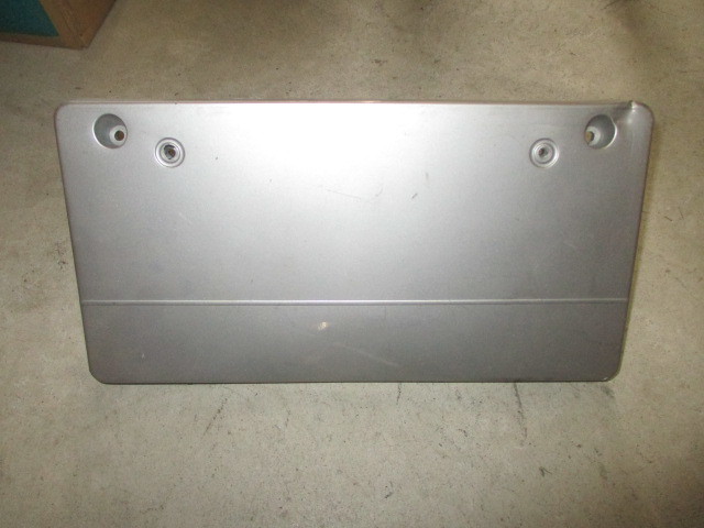 ■ベンツ W202 フロント バンパー ライセンス ナンバー プレート ブラケット ホルダー 中古 シルバー 2028850381 部品取りあり モール ■拍卖