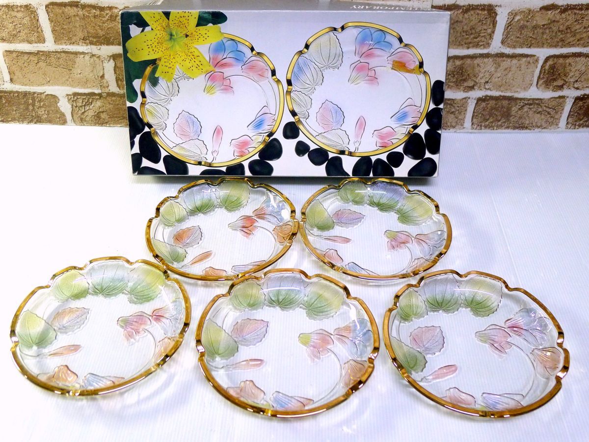 d◆327 未使用 曽我ガラス シクラメン柄 立体彫刻 金縁 ガラス皿 サラダプレート デザートプレート 5客揃 洋食器/100拍卖