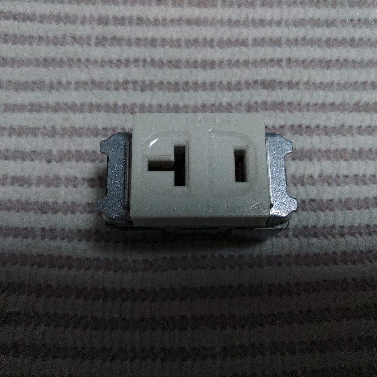 松下 フルカラー WN1821 100V 15・20Aシングルコンセント 新古 ゆうパック60サイズ拍卖