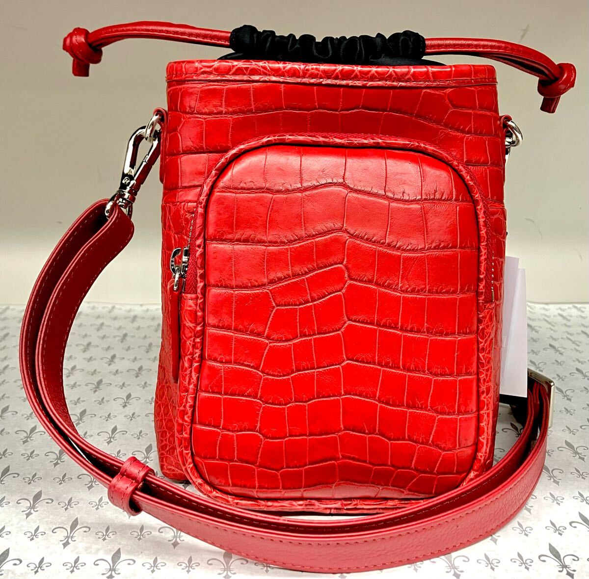 クロコダイル、ワニ革使いの斜め掛けショルダーバック、艶消しマットのレッド 00473245拍卖