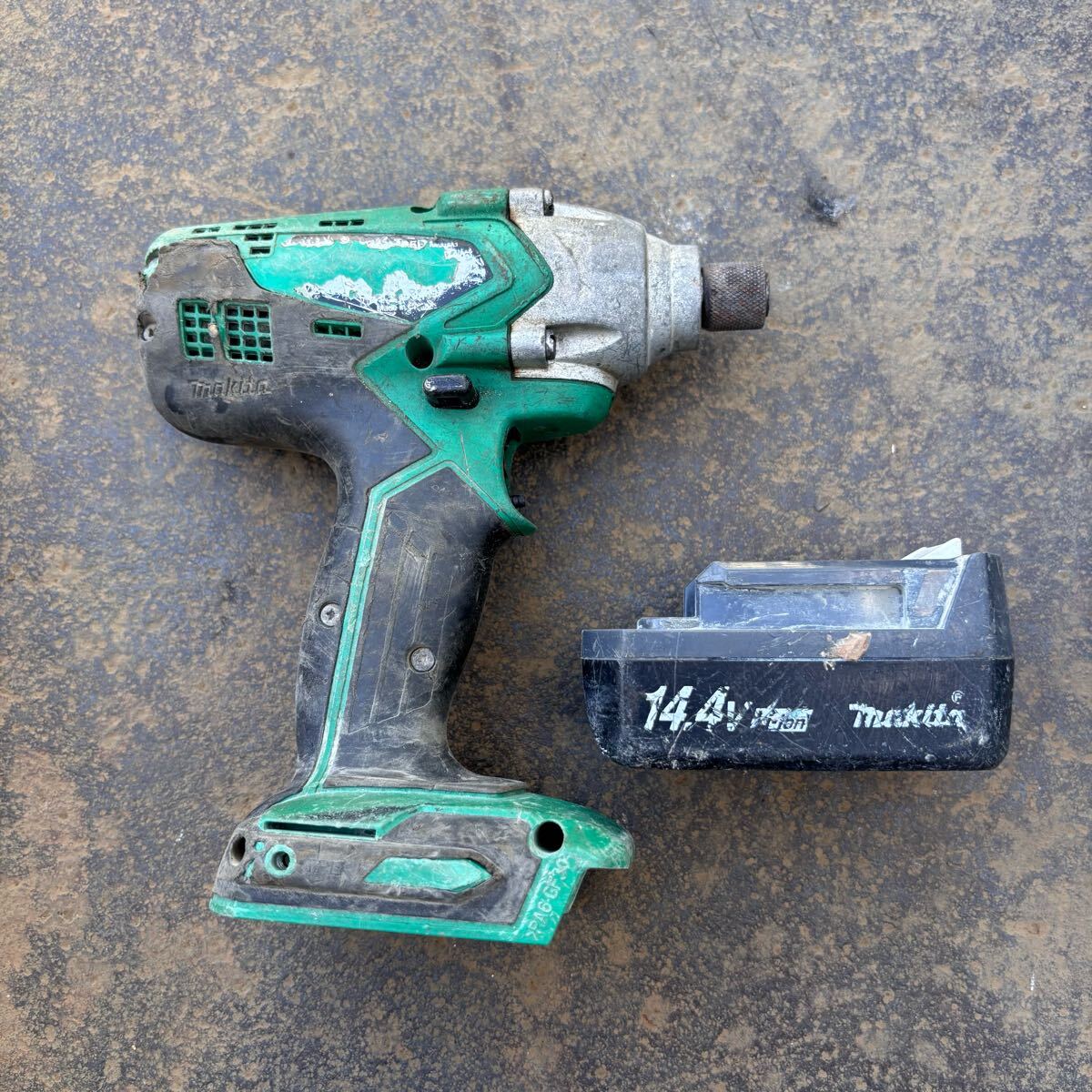 通電確認 makita マキタ 充電式インパクトドライバー インパクトドライバー M695D バッテリー 14.4V BL1411G 18V HITACHI 拍卖