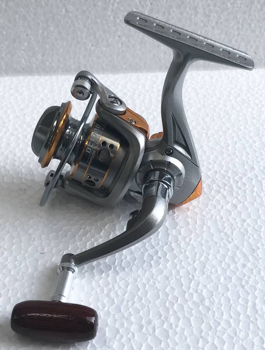スピニングリールDC1000☆送料無料☆新品未使用☆シルバーゴールド☆左右ハンドル変更可能☆オマケルアー付き☆アルミスプール☆拍卖