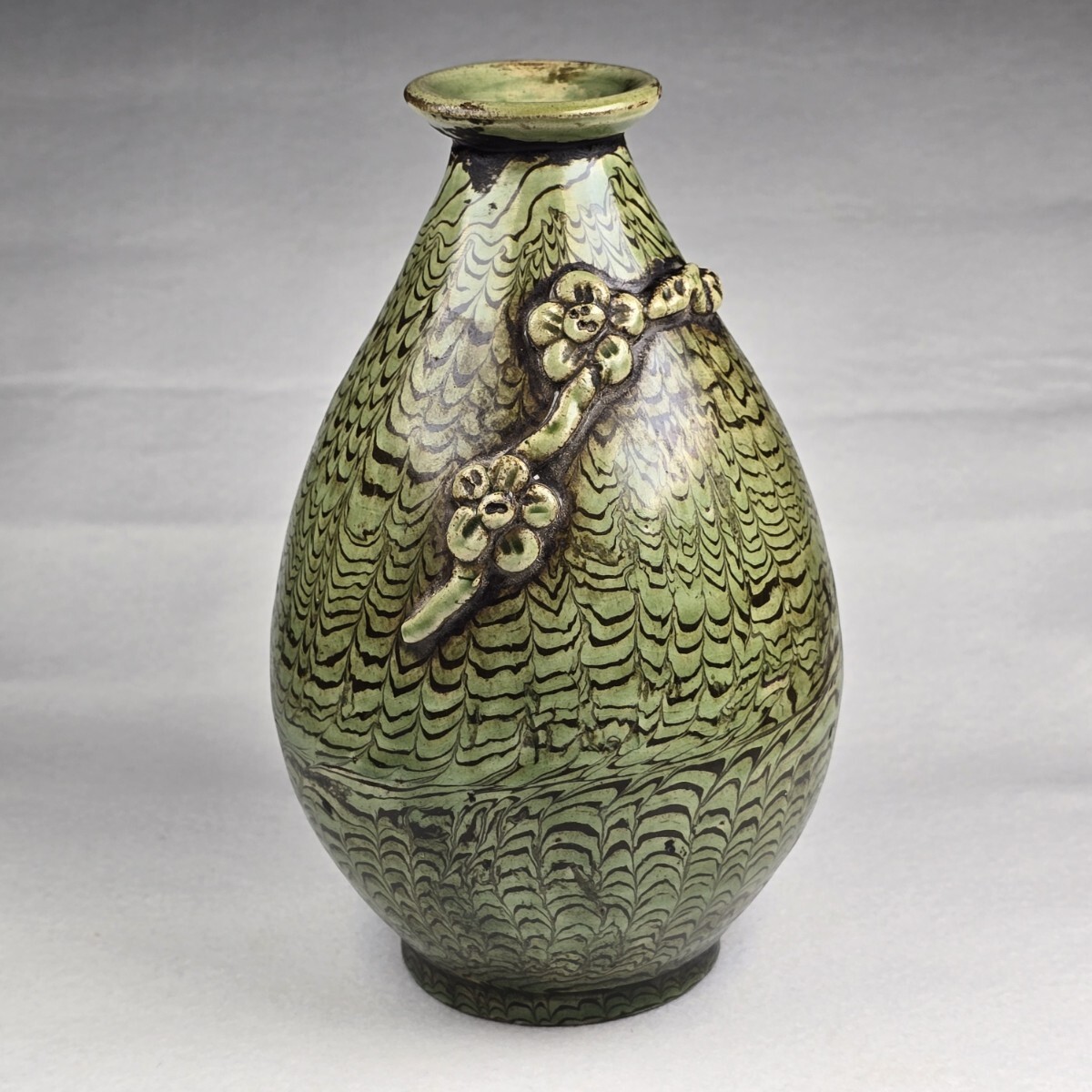 骨董品 中国古磁 宋撹胎 緑釉 堆彫梅紋 花瓶 梅瓶 酒瓶拍卖