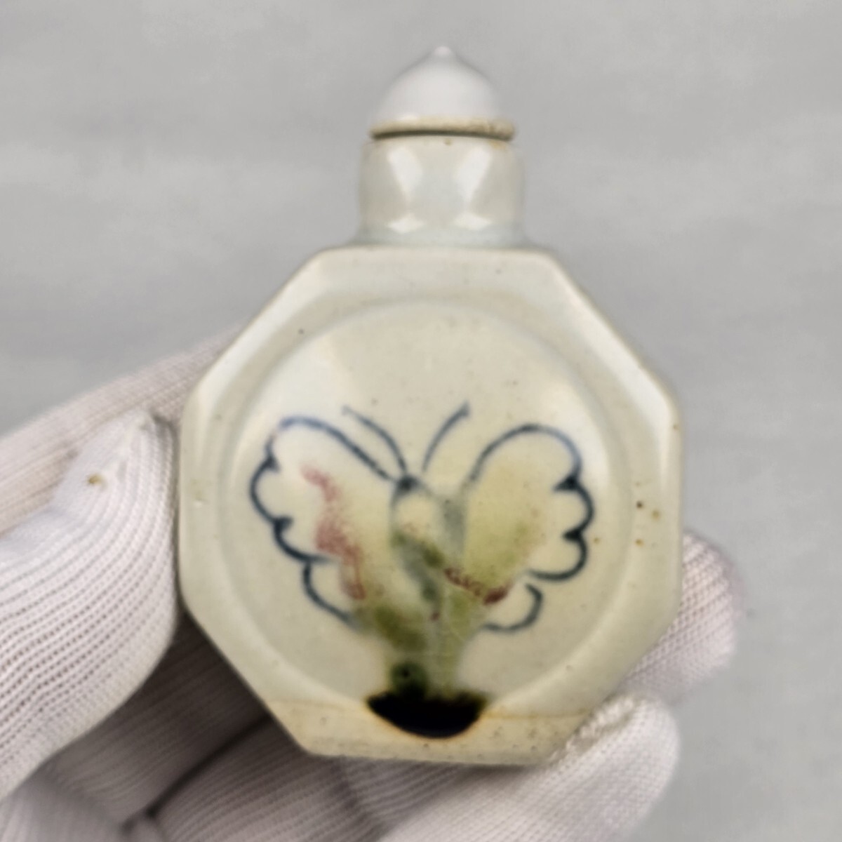 舶来品 中国古磁 青花 染付 釉里紅 手描き 蝶紋 鼻煙壺 薬瓶 美品拍卖