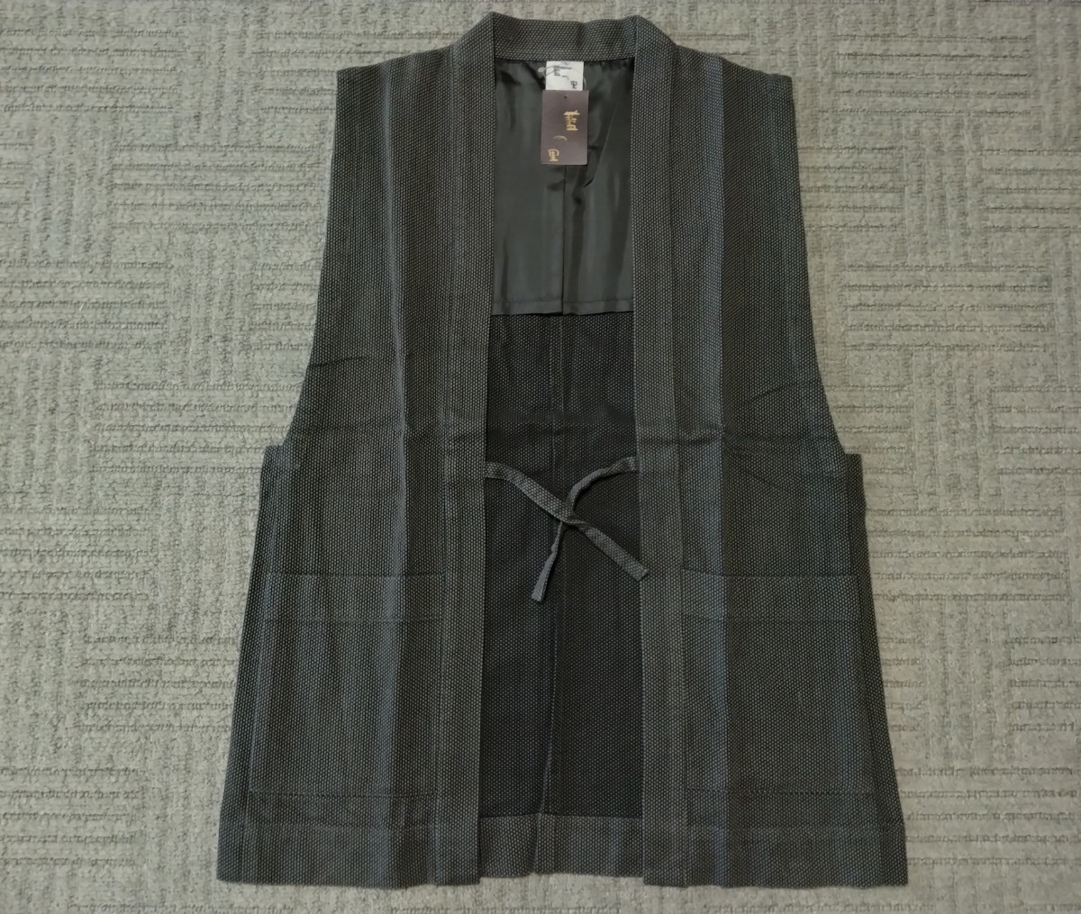 1点のみ 岡山 井原 日本製 藍の里 刺し子ベスト グレー Mサイズ 最高級 和装 和服 甚平 法衣 袈裟 仏教 装束 仏具 威儀 職人 200 拍卖