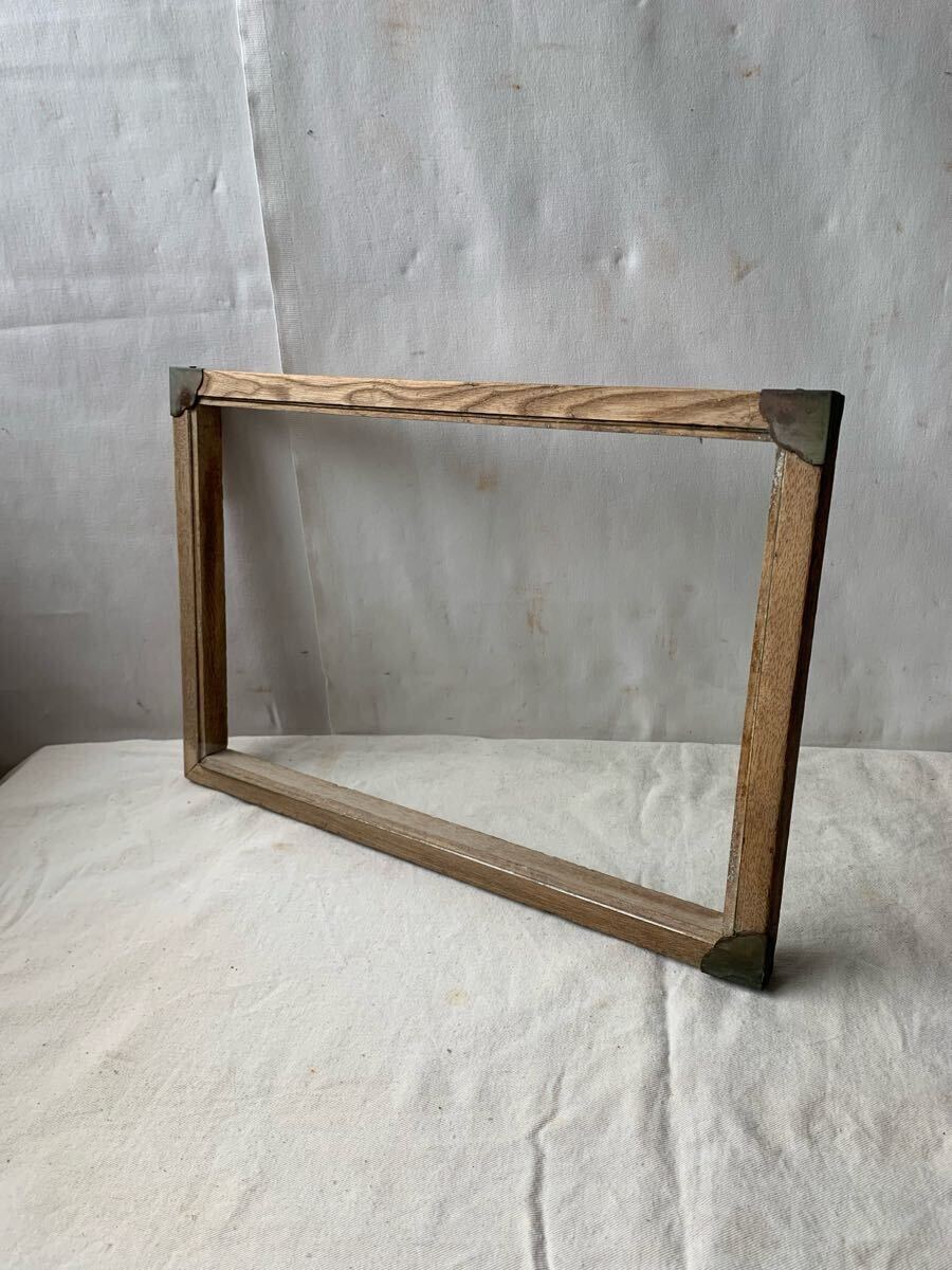 経年の雰囲気が素敵な真鍮金具のガラス入木枠 展示台看板古道具アンティークビンテージ什器インテリアディスプレイ飾りオブジェカフェ雑貨拍卖