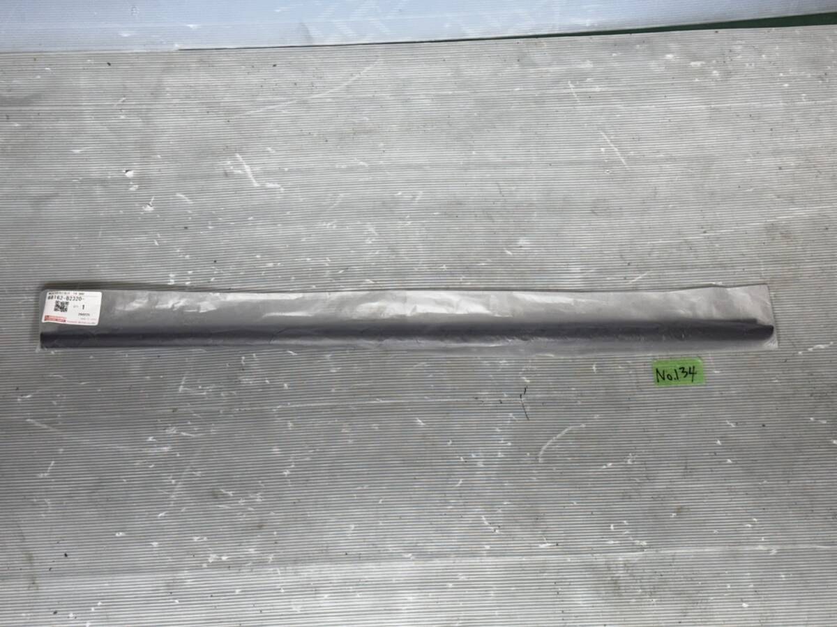 No.134 《新品》 ダイハツ DAIHATU ムーヴキャンバス フロント ドアガラス ウエザアウタ ドアウェザーストリップ 純正部品拍卖