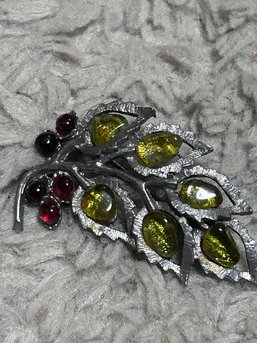 アクセサリー ブローチ 葉っぱ リーフ 落葉 黄色と赤の石が付いてますガラス?拍卖