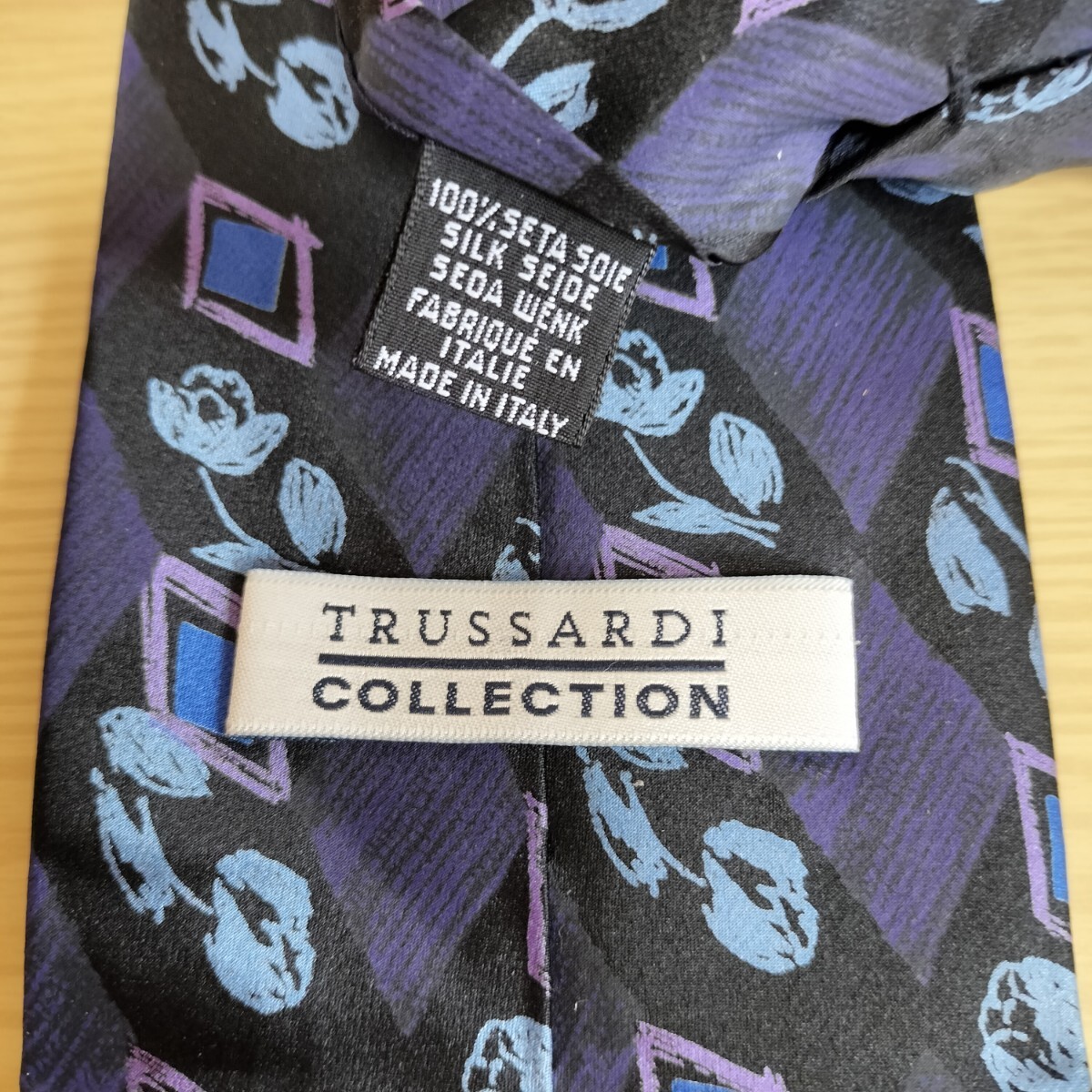 TRUSSARDI(トラサルディ)ダークパープル薔薇ダイヤ模様ネクタイ拍卖