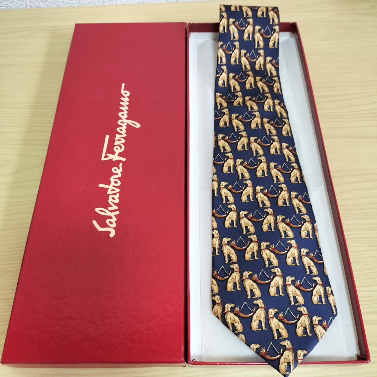 Salvatore Ferragamo(サルヴァトーレフェラガモ)犬ホーン模様ネクタイ拍卖