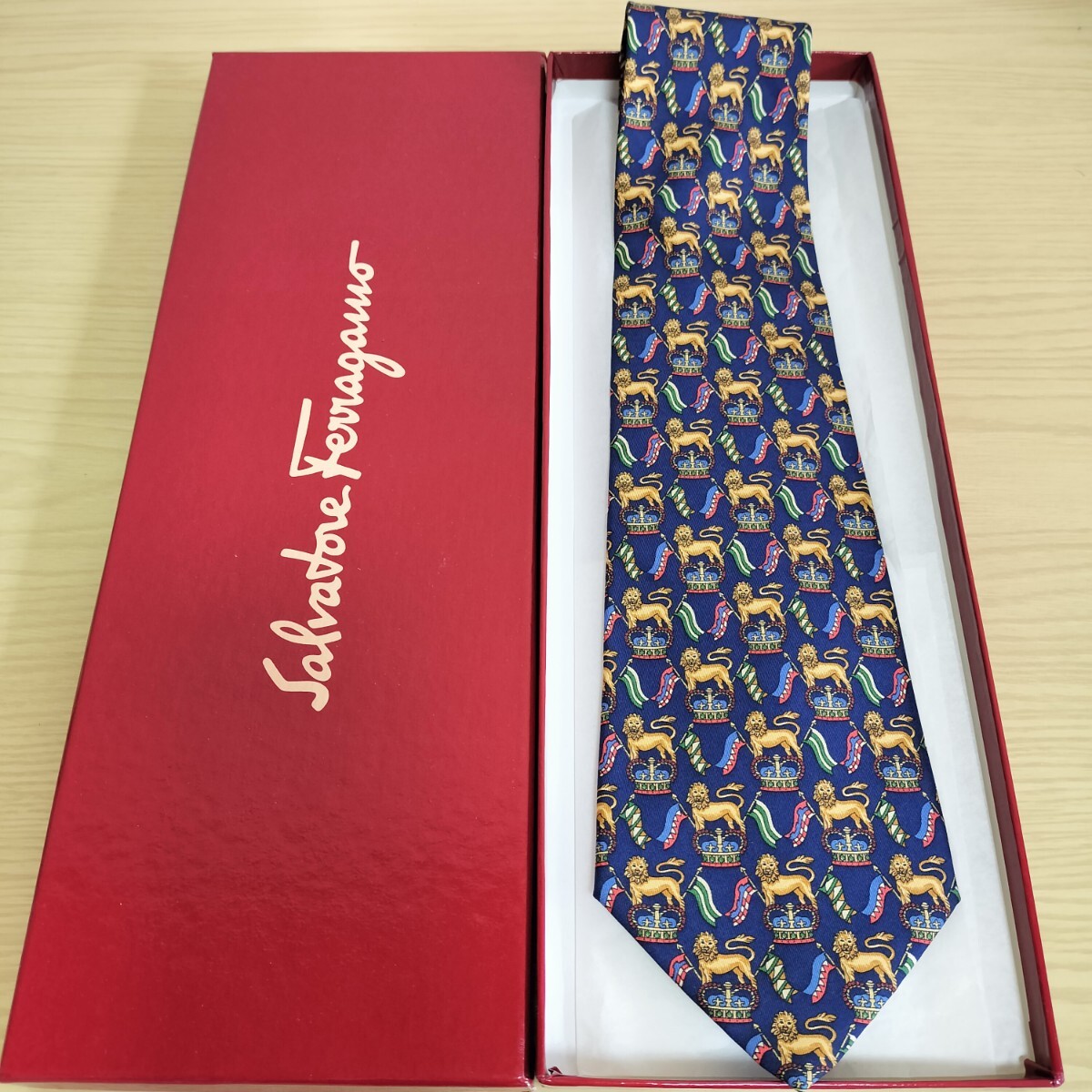 Salvatore Ferragamo(サルヴァトーレフェラガモ)ライオン王冠旗模様ネクタイ拍卖