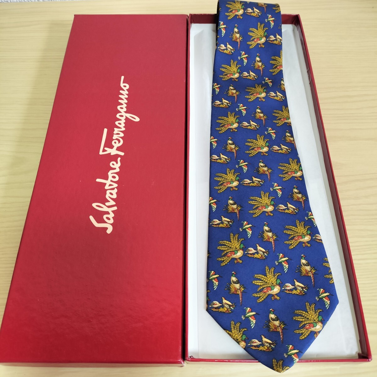 Salvatore Ferragamo(サルヴァトーレフェラガモ)青葉っぱ鳥模様ネクタイ拍卖