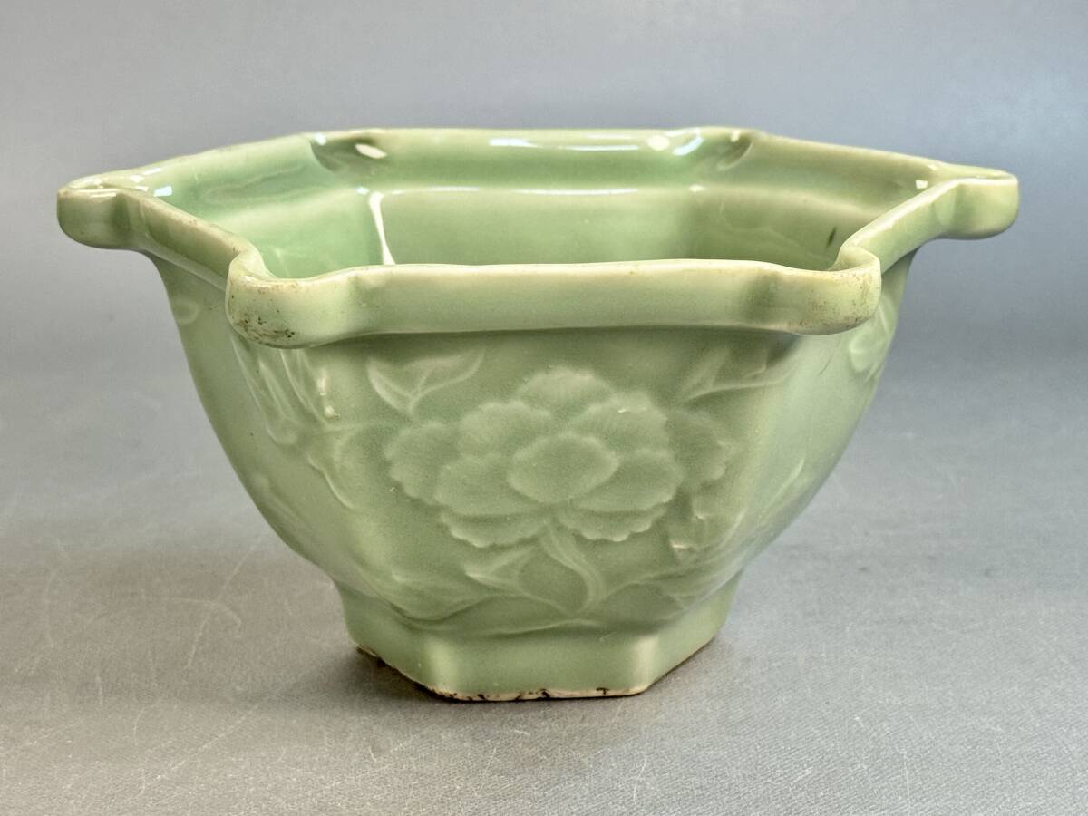 【偲】江戸末期 三田青磁 陽刻 六角鉢 牡丹文 深鉢 菓子鉢 アンティーク 陶芸 時代物 茶道具 高約8.7㌢ 直径約15㌢ 古美術品 c-114拍卖