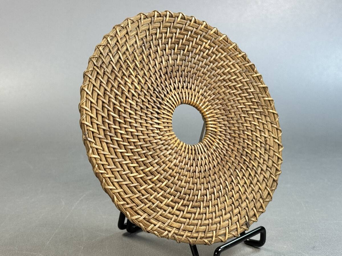 【偲】釜敷 瓶敷 籐編 圓式瓶座 直径約13.3㌢ 網代瓶座 急須台 円式瓶座 煎茶道具 藤組 煎茶 瓶台 蔵出し 古美術 r-512拍卖