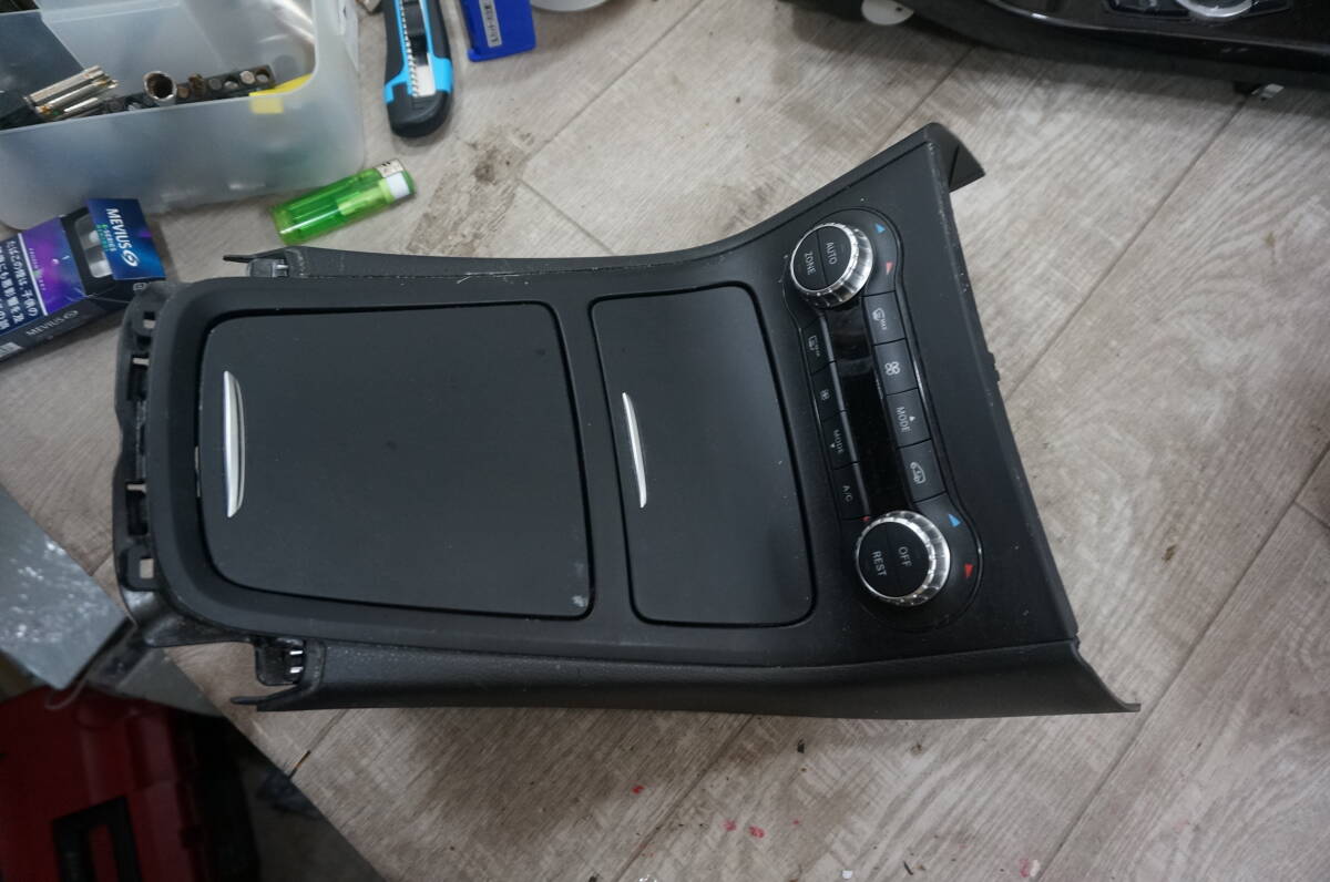 C710 センターコンソール 2466801010 246 680 10 10 メルセデスベンツ B 200 CDI (ブルーエフィシエンシー)拍卖