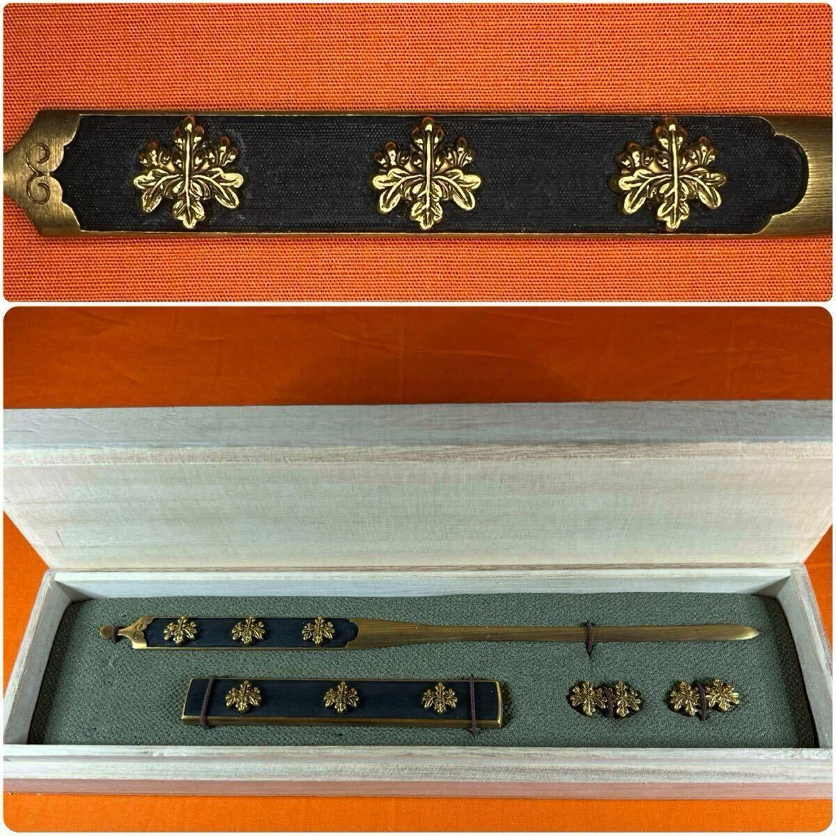 ■刀装具■ 三所物!! 桐紋図 《無銘》 高盛 魚子地 銅地 箱付 日本刀 脇差 短刀 武具 鐔 鍔 縁頭 目貫 小柄 笄 柄 象嵌 色絵 金工 古美術拍卖