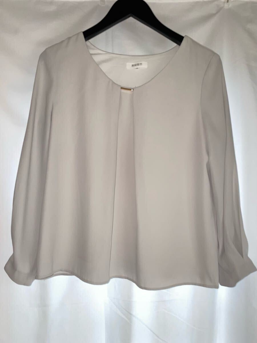 プラステ(PLST) ライトグレー ゴールドパーツ付き ブラウスM美品 とろみ/長袖/インナースーツ/ラウンドネック拍卖