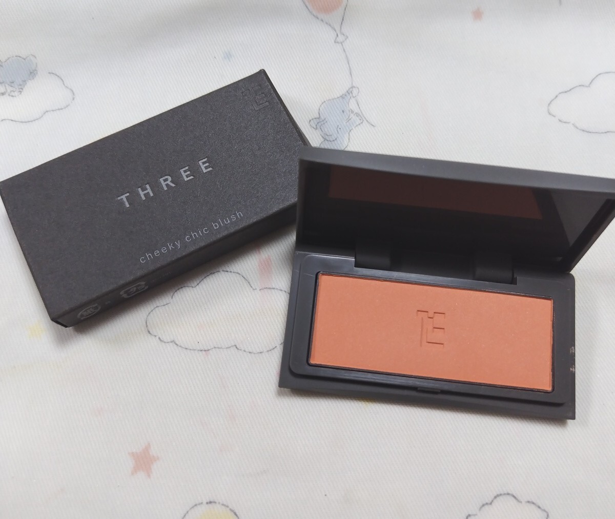 ★人気色★THREE スリー チーキーシークブラッシュ 20 クリスタルクリーン チークカラー チーク 頬紅 フェースカラー オレンジ拍卖