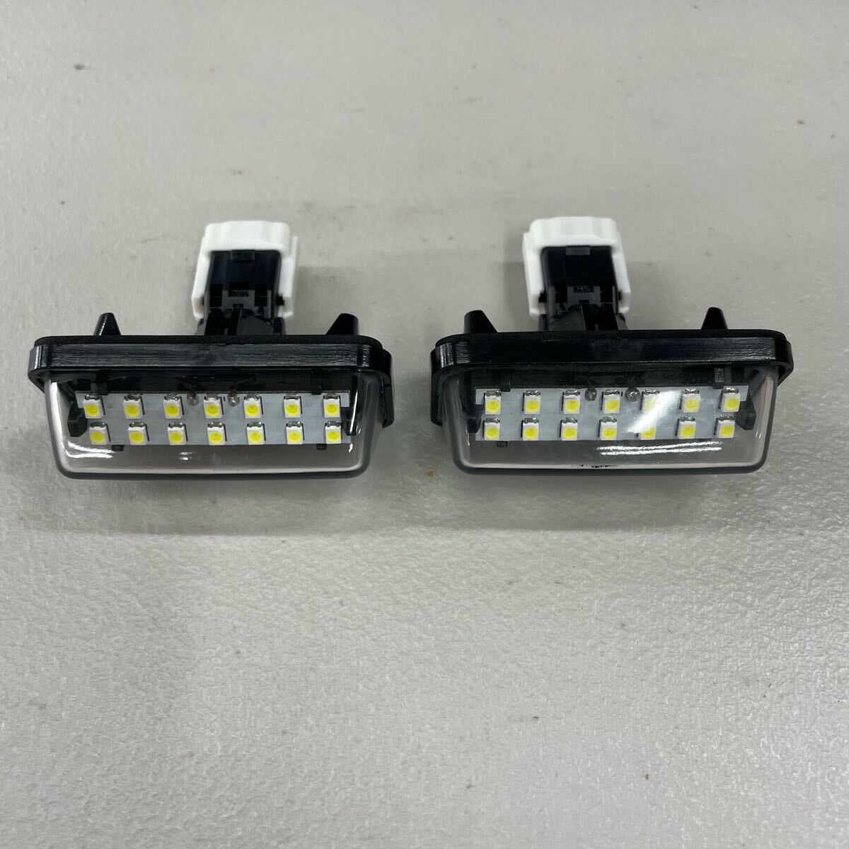 ZVW50.51系★プリウス 50系★LEDライセンスランプ★トヨタ純正品★佐川急便60サイズにて拍卖