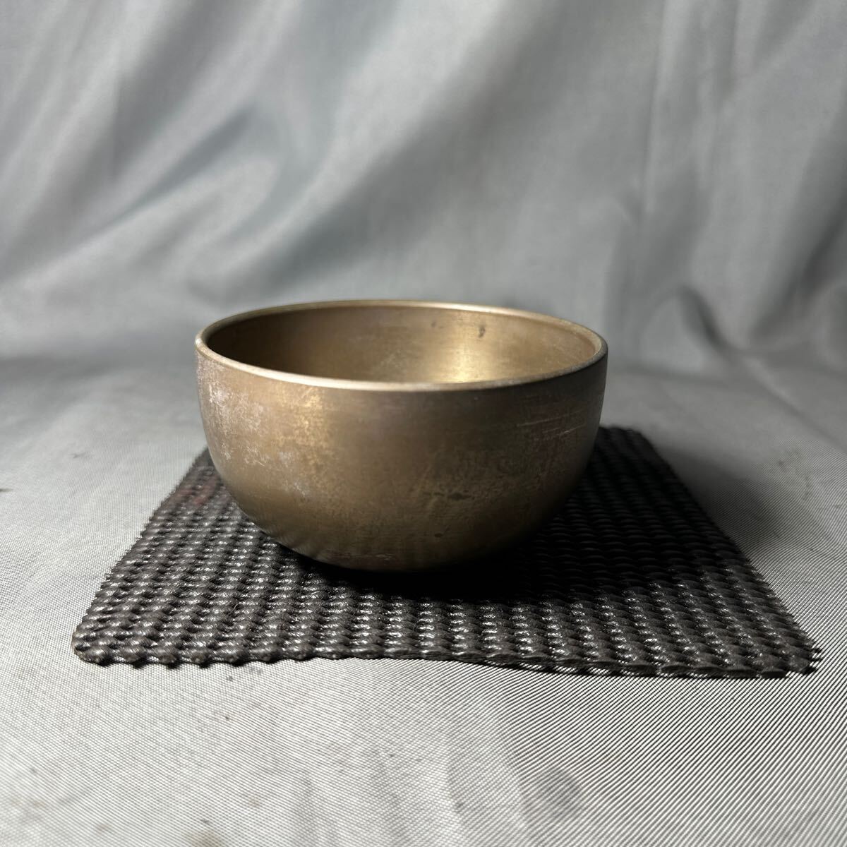 おりん 仏教美術 仏具 瞑想 坐禅 寺院仏具 法器 真鍮 楽器 良い音色 在銘 お仏壇のこが拍卖