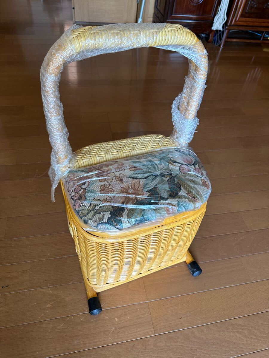 ラタン 手摺り付き籐製収納バスケット 花柄クッション付き拍卖