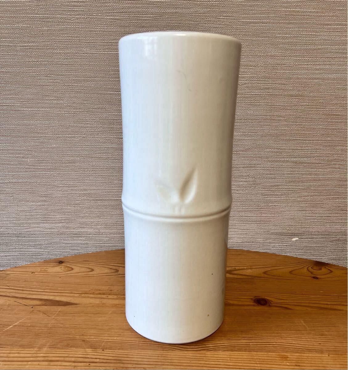 【白磁筒花入】竹型白地筒花瓶 白地陶磁器筒花入 高さ29cm 茶事花器 生花 仏花 供花 花器 花瓶 フラワーベース 華道具 茶道具 インテリア拍卖