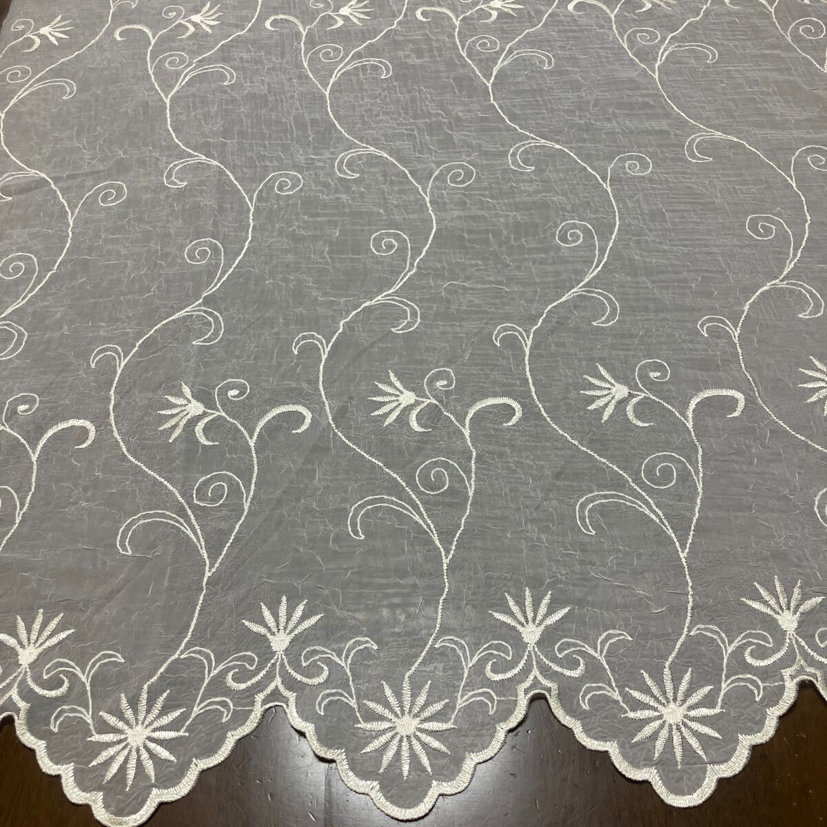 はぎれ 輸入 スカラップ付き 刺繍レース生地(オフホワイト)横120×270 R54拍卖