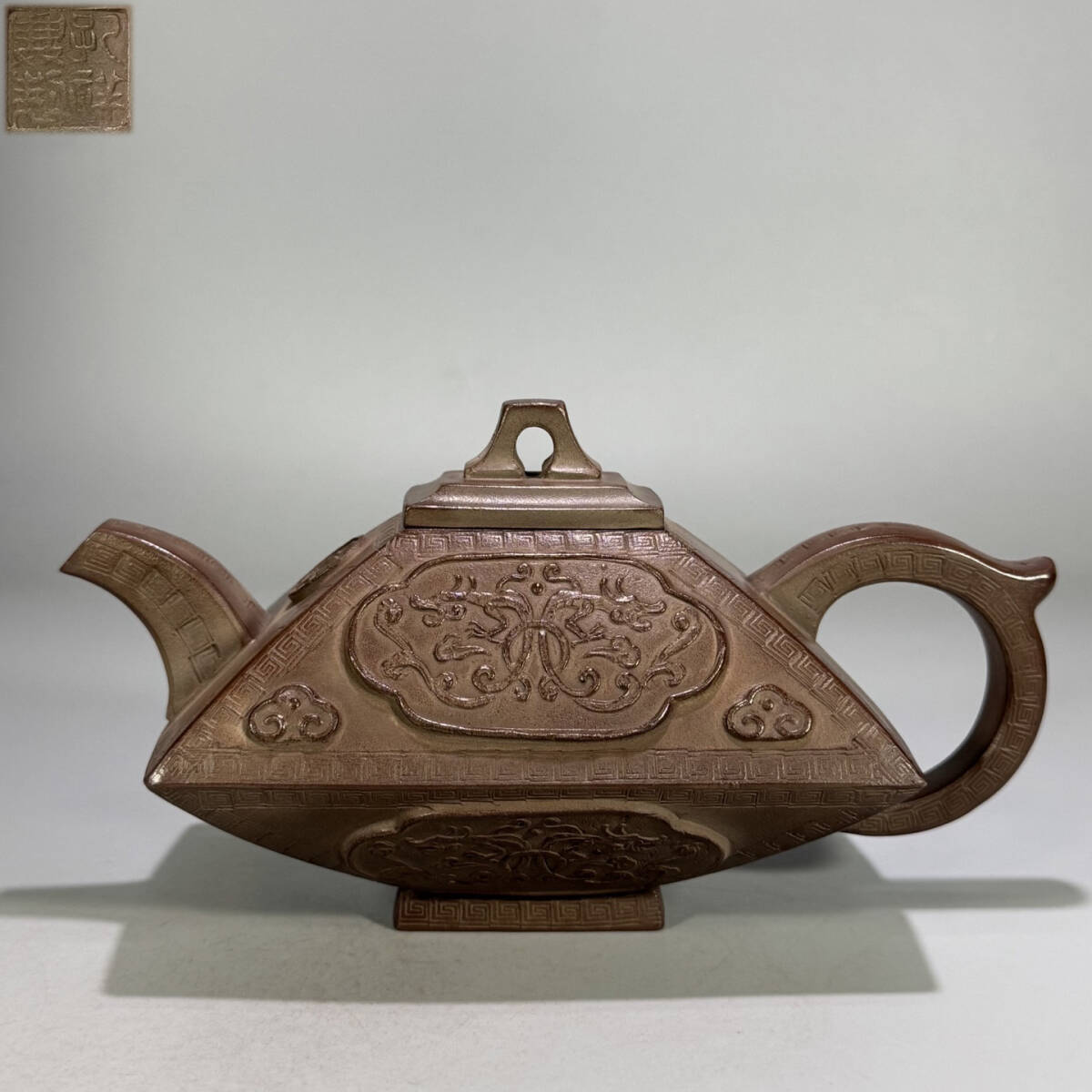 古陶芸 紫砂壷 清時代 【孔祥興製】 在銘 「印花貼絵菱方壷」 段泥 煎茶 急須 茶道具 唐物 時代物 茶器 容量350cc LT-250569拍卖