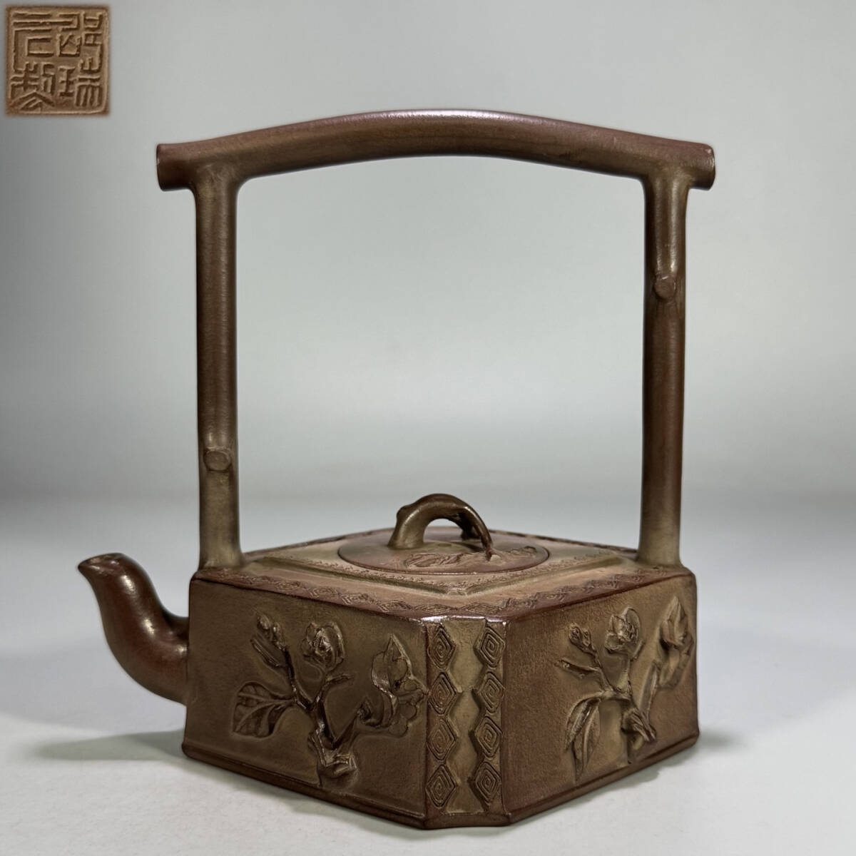 古陶芸 紫砂壷 清時代 【邵瑞元製】 在銘 「印花貼絵菱方提梁壺」 段泥 煎茶 急須 茶道具 唐物 時代物 茶器 容量300cc LT-250571拍卖