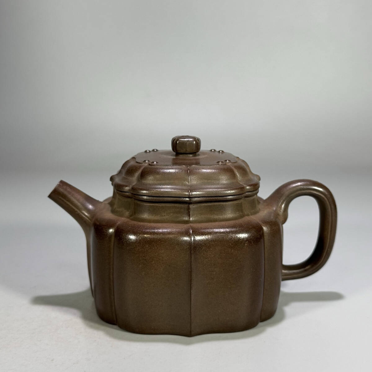 古陶芸 紫砂壷 清時代 【翼飛】 製 「筋紋徳鐘壺」 段泥 煎茶 急須 茶道具 唐物 時代物 茶器 容量280cc LT-2505116拍卖