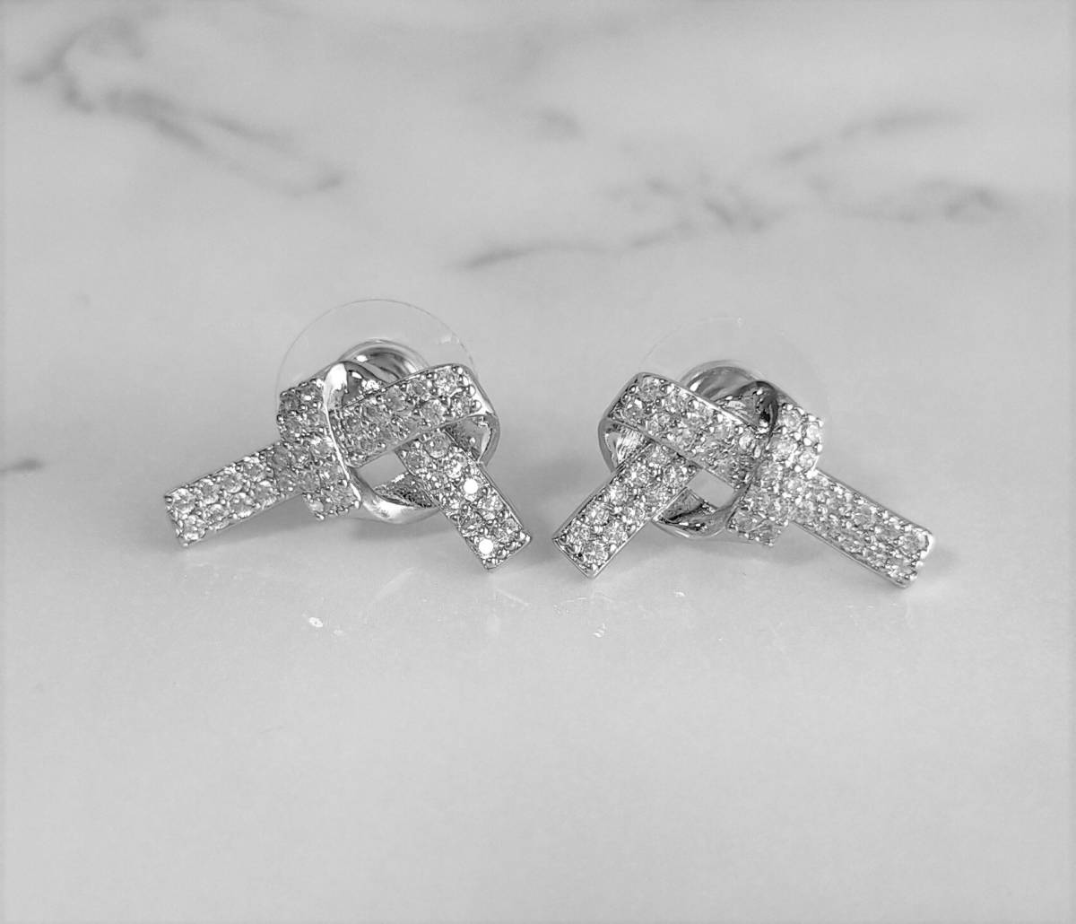 結び目 ピアス 立体 シルバー ノットモチーフ かわいい おしゃれ ピアス 結び 両耳 ノット拍卖