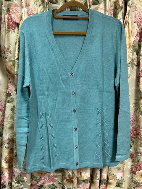 未着用 6071 166 超破格値 在庫処分特売! 絹シルク100% Vネック 長袖カーディガン 前面裾クロスデザイン フリーサイズ ターコイズグリーン拍卖