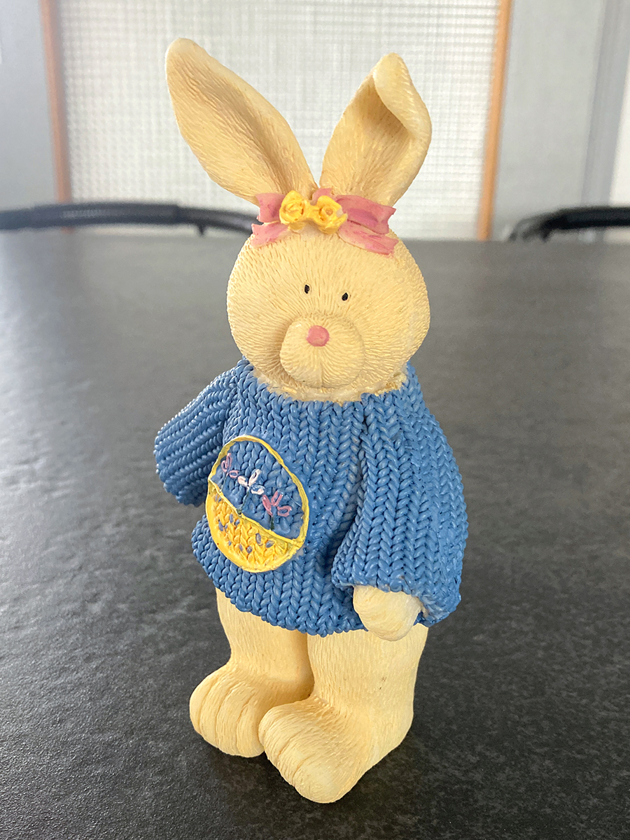 青いセーターを着た うさぎ 置き物 イースタ― ラビット 置物/庭 ガーデン グッズ ?/園芸 鉢植え インテリア オーナメント 動物 洋風拍卖