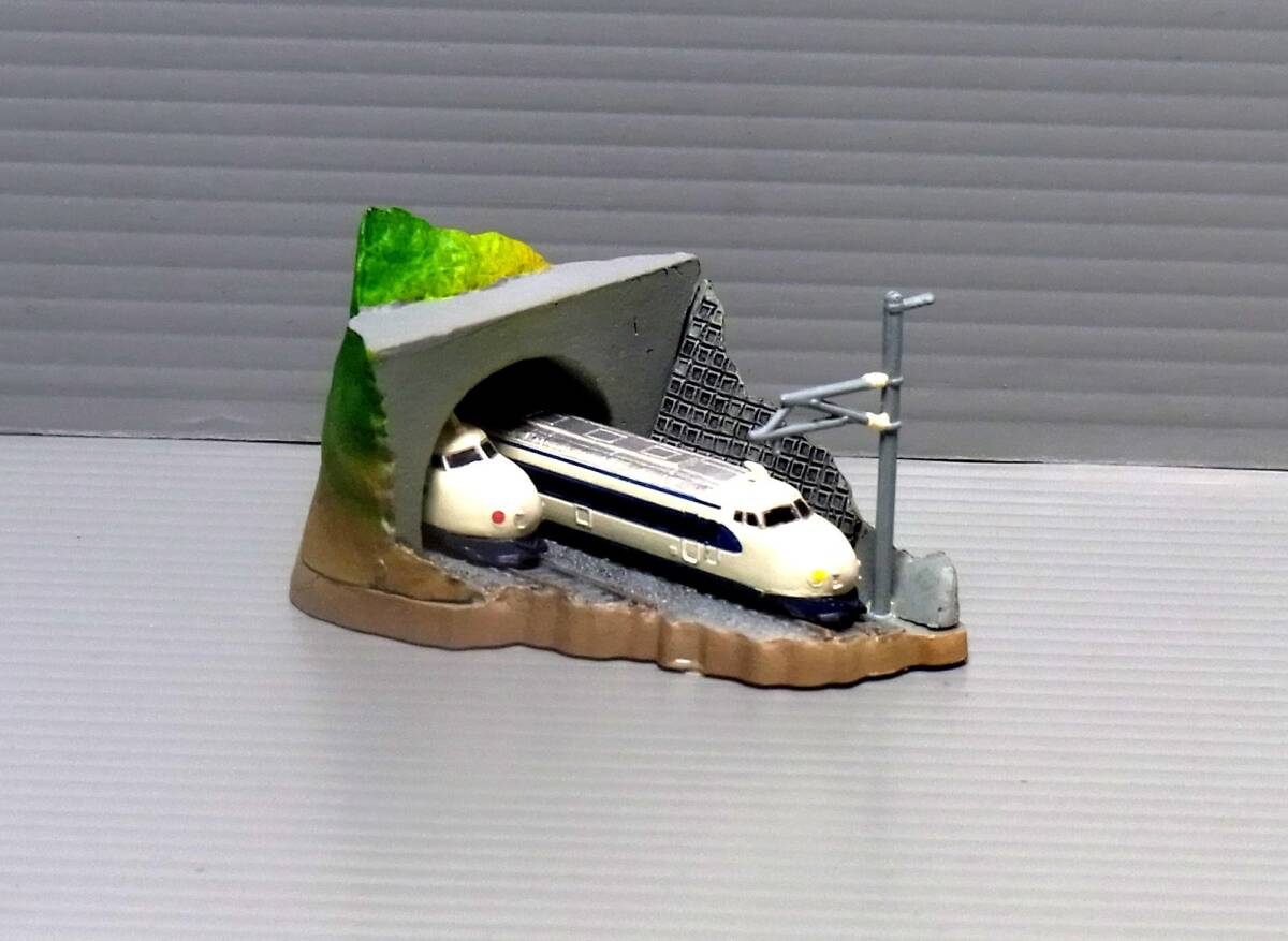 海洋堂製 ミニチュア 新幹線 と トンネル  高さおおよそ3cm拍卖