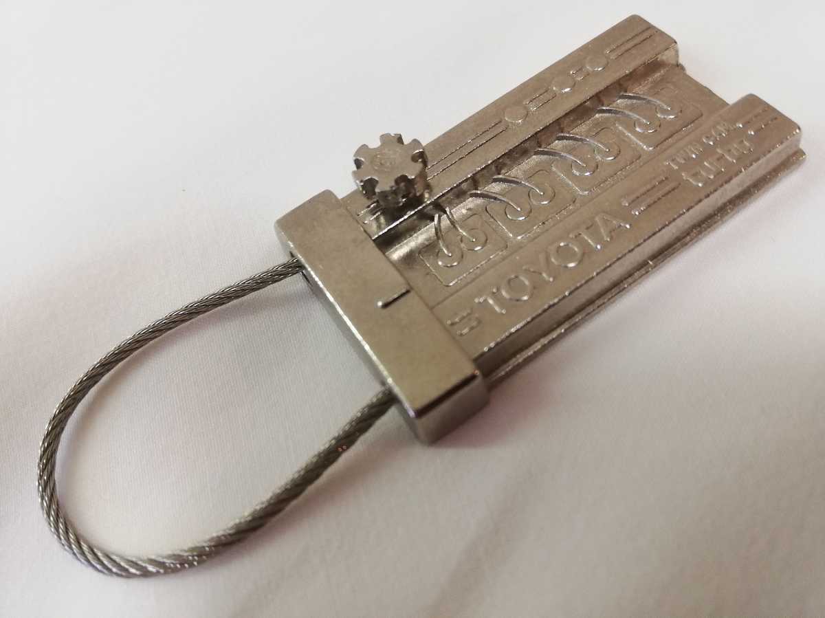 未使用 新品★3T-GTEU エンジンヘッド型 キーホルダー トヨタ 純正品 純正オプション 旧車 当時物 TA63 TT142 セリカ コロナ カリーナ 希少拍卖