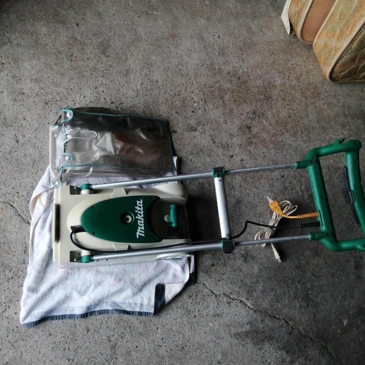 動画記載 佐賀発 makita マキタ 230mm 芝刈機 MLM2301 500w 芝刈り機 芝生 しばふ 草刈機 替刃方式 動作確認済み拍卖