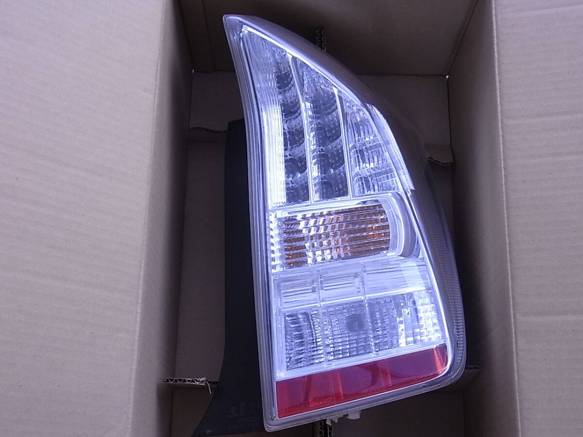 プリウス DAA-ZVW30 右テールランプ S 1F7 スタンレー 47-37 81550-47122 中古拍卖