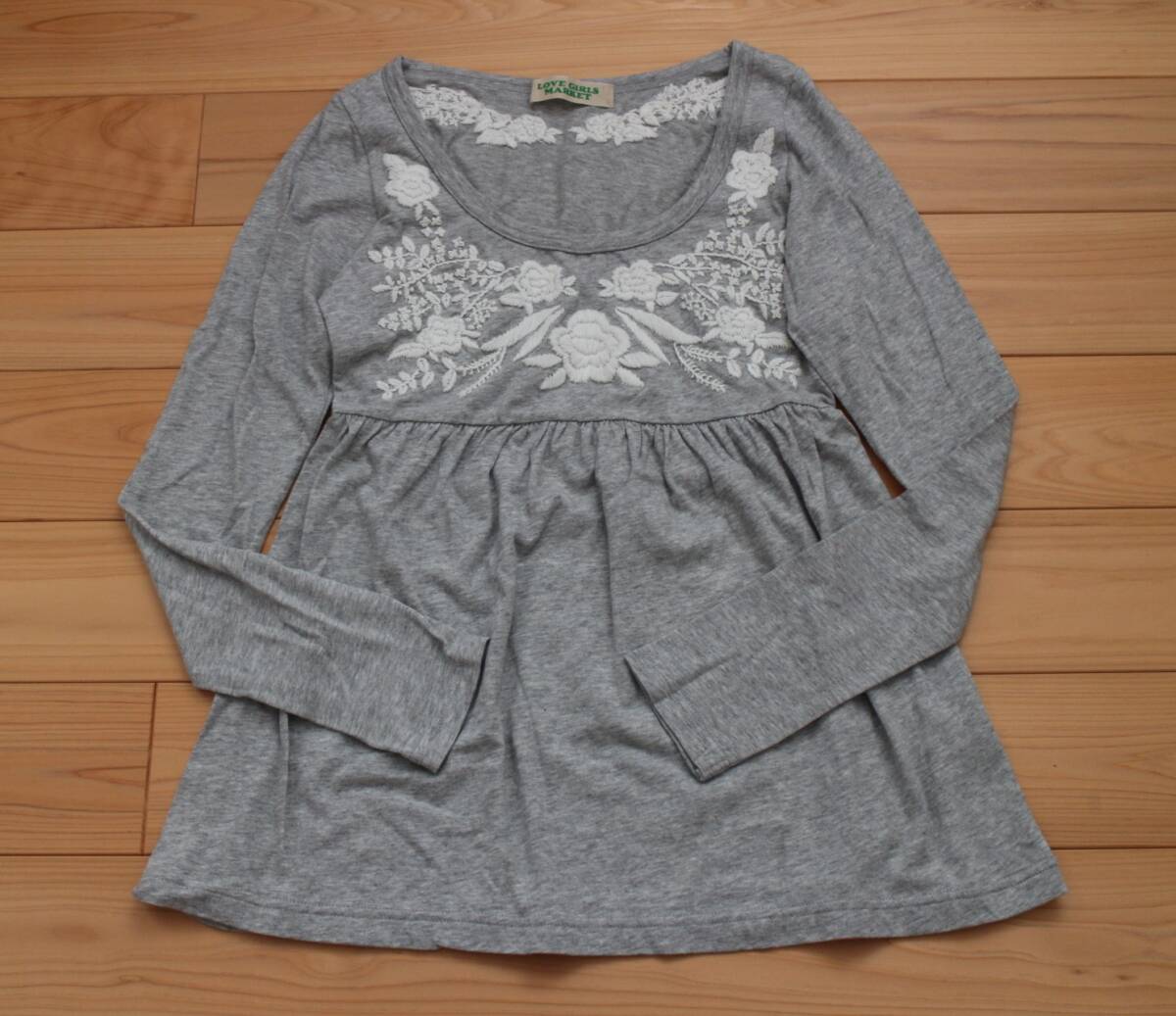 【賢くおしゃれ♪】*LOVE GIRLS MARKET*これからの季節ヘビロテ必須洗練大人贅沢刺繍カットソー freesize グレー 未使用インナーとしても♪拍卖