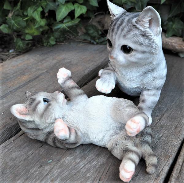猫の置物 じゃれ合う猫2匹セット サバ白 31356HH7376 キャット ガーデンオブジェ 動物 オーナメント ネコ 雑貨拍卖