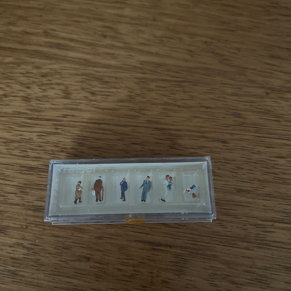 送料込■PREISER プライザー 79146 子供を抱っこしている 子供 家族連れ?  鉄道模型  Models フィギュア 情景 背景拍卖