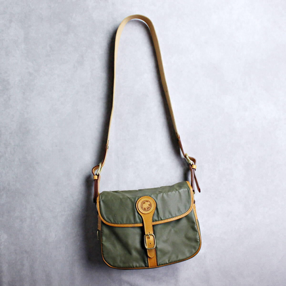 【HUNTING WORLD】イタリア製 ハンティングワールド 普段使いに便利なショルダーバッグ ナイロンクロス拍卖