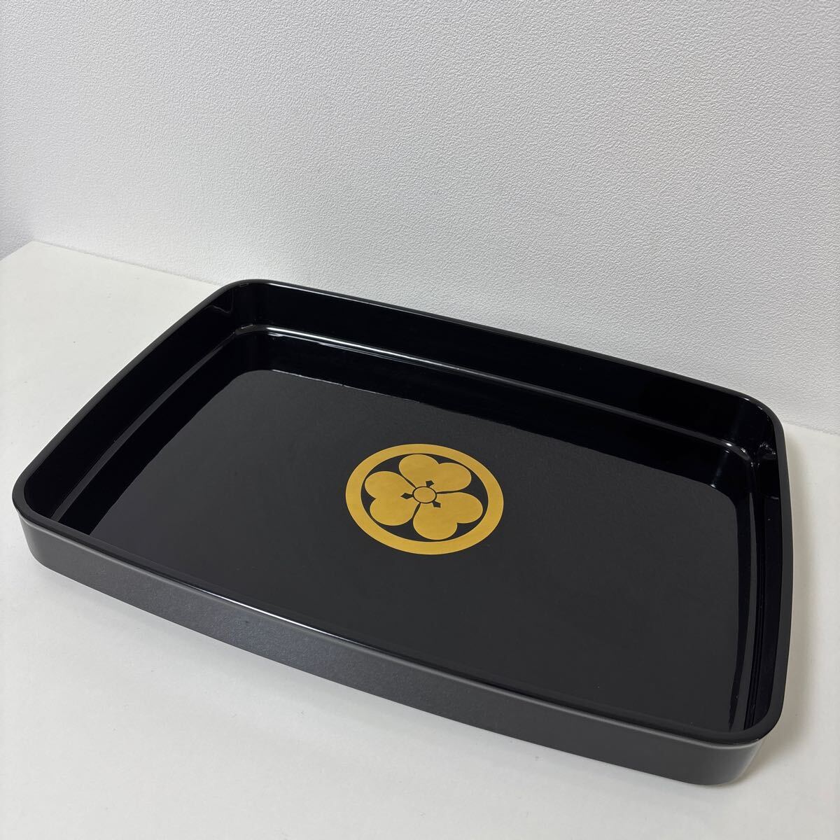 漆器 お盆 漆塗 広蓋 尺3寸 家紋入り 丸に片喰 45cm 黒塗 広蓋 和風 家紋 mw0327拍卖