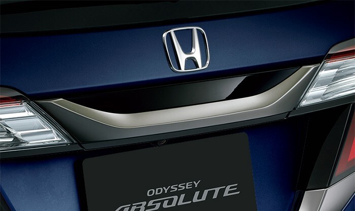 オデッセイ RC系 中期:純正 リアライセンスガーニッシュ(ベルリナブラック/ダーククロームメッキ)(廃盤 残り在庫わずか)拍卖