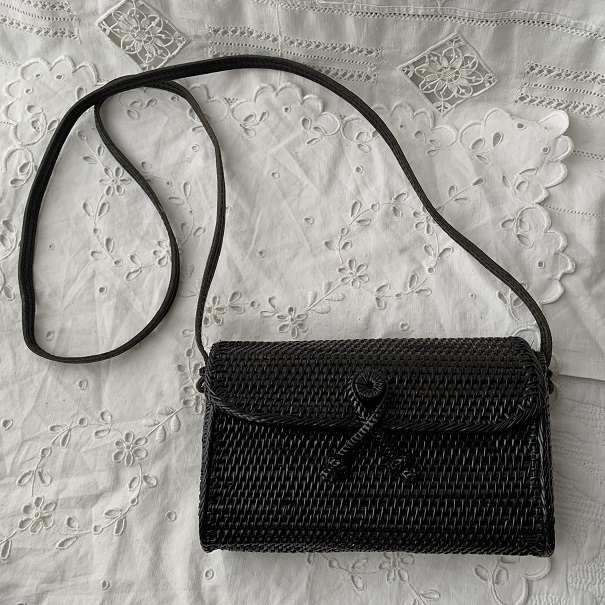 アタバッグ ショルダーバッグ バリ島 伝統工芸品 斜めかけバッグ ポシェット 本革 レザー レディース 鞄 黒 ブラック 拍卖