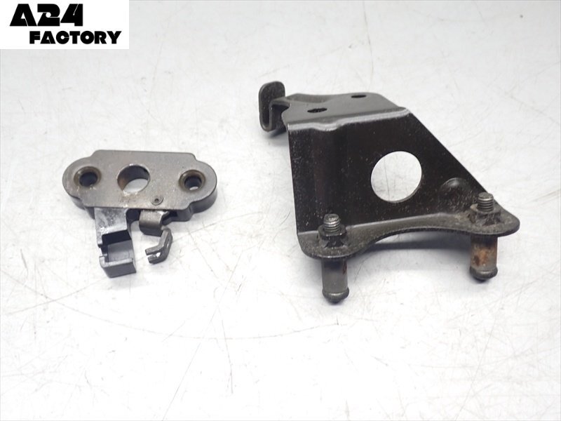 D1R7-0519 カワサキ ZZ-R400 N型 シートロックホルダー 純正品 【ZX400N-040*** 2004年式】拍卖