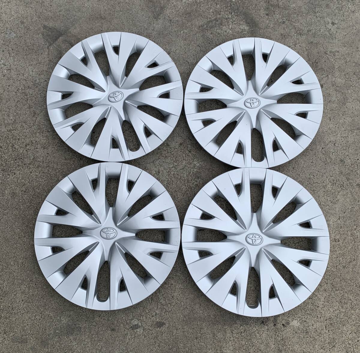 TOYOTA 純正ホイールキャップ 15インチ 美品 ヤリス新車外し拍卖