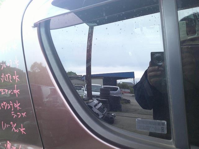 アルト DBA-HA25S 右リアドアガラス ガラスのみ 後ろ側の固定ガラスです セントラル M261 プライバシーガラス拍卖